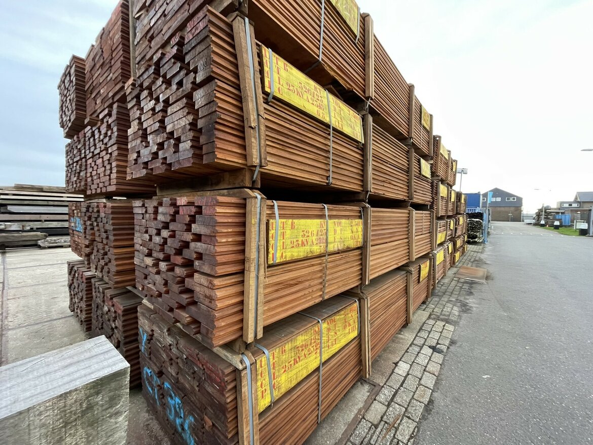 Houtvoorraad bij Van Hameren Hout in Ter Aar