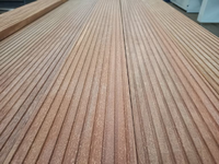 Foto 2 van 40x190mm Hardhout geschaafd 300cm Anti slip profiel